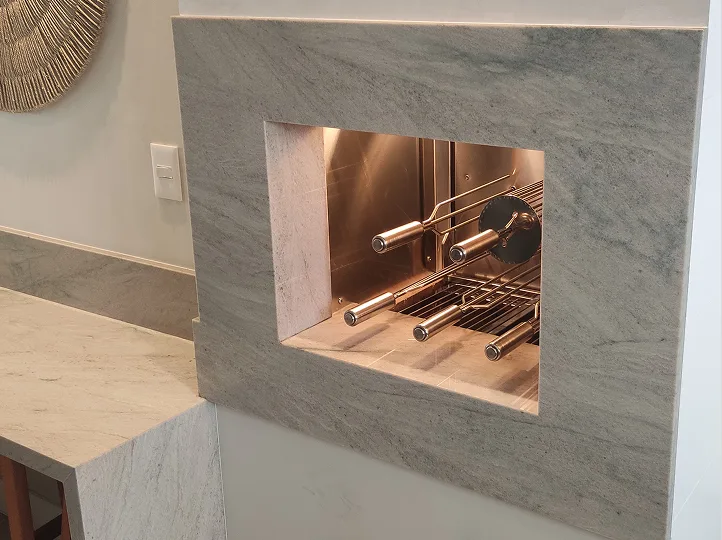 Churrasqueira sob medida em inox 304 instalada em Balneário Camboriú, SC