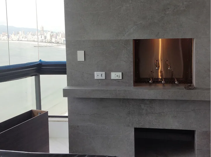 Churrasqueira sob medida em inox 304 instalada em Itapema, SC